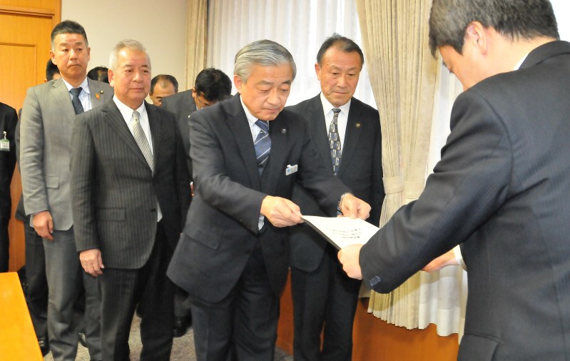 古宮本部長(右)に要望書を手渡す小山部長