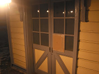 重要文化財の岩手大農学部「旧門番所」も扉のガラスが割られ、段ボールでふさがれていた（中央）＝盛岡市の岩手大で２０１８年１月３０日午後５時２９分、小鍜冶孝志撮影