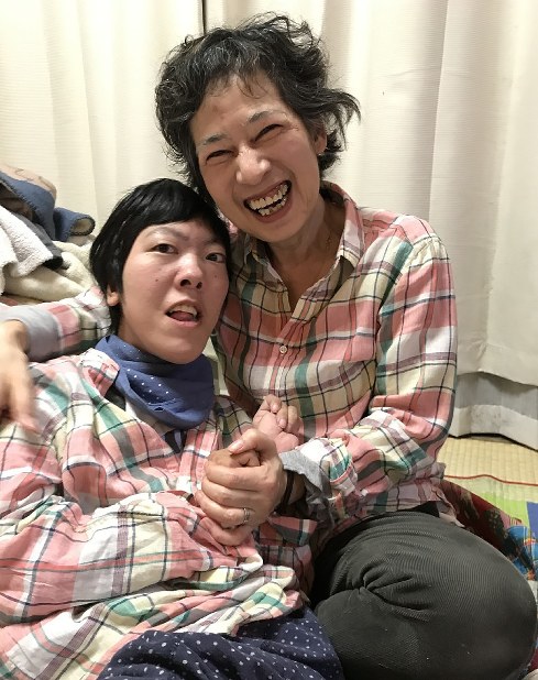 Normal. 障害は全くない 重度障害者：生きる喜び、奪わないで 母が写真集を配布 | 毎日新聞