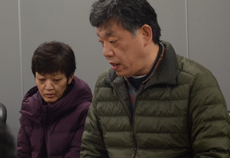 第三者委の報告書が再公開されたことについて心境を語る松竹さんの父裕之さん(右)と母稚代香さん=長崎市の長崎県庁で2018年1月31日午前9時44分、樋口岳大撮影