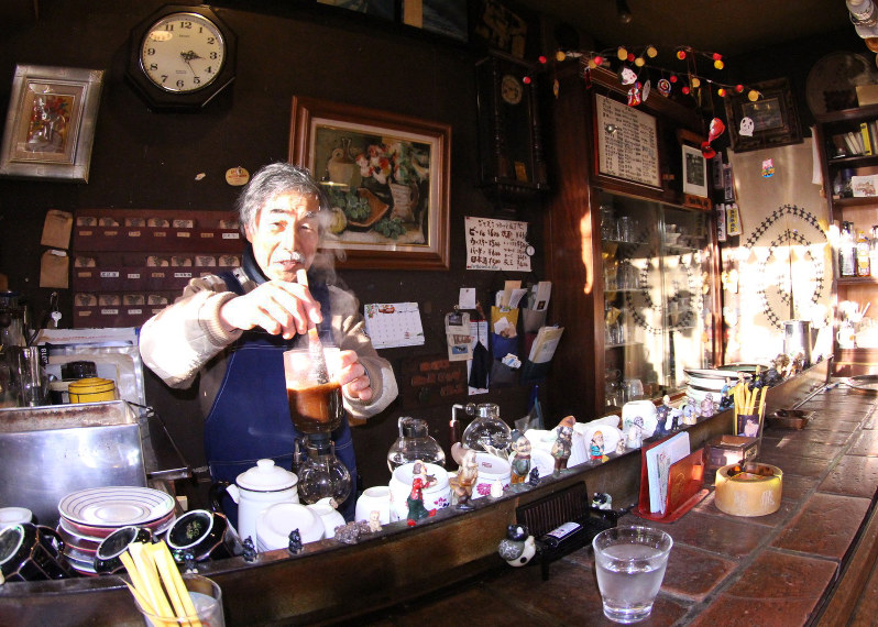 最東端のジャズ喫茶「サテンドール」でコーヒーをいれる谷内田一哉さん=北海道根室市で2018年1月30日、本間浩昭撮影