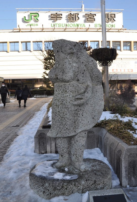 JR宇都宮駅前で観光客を迎えるギョーザ像=宇都宮市のJR宇都宮駅で2018年1月30日午後3時6分、高橋隆輔撮影
