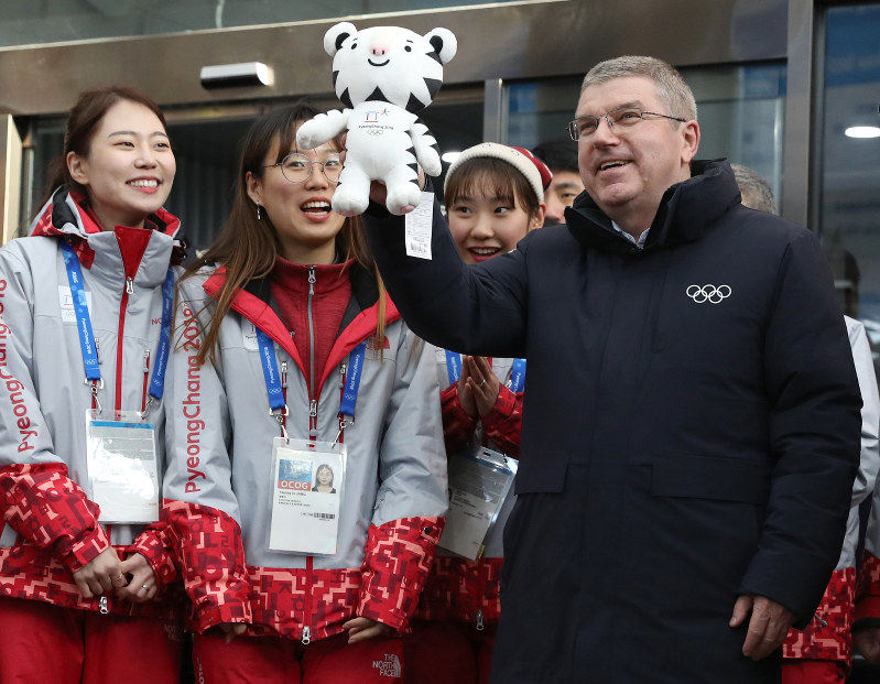 平昌五輪 韓国到着バッハｉｏｃ会長 素晴らしい五輪に 毎日新聞