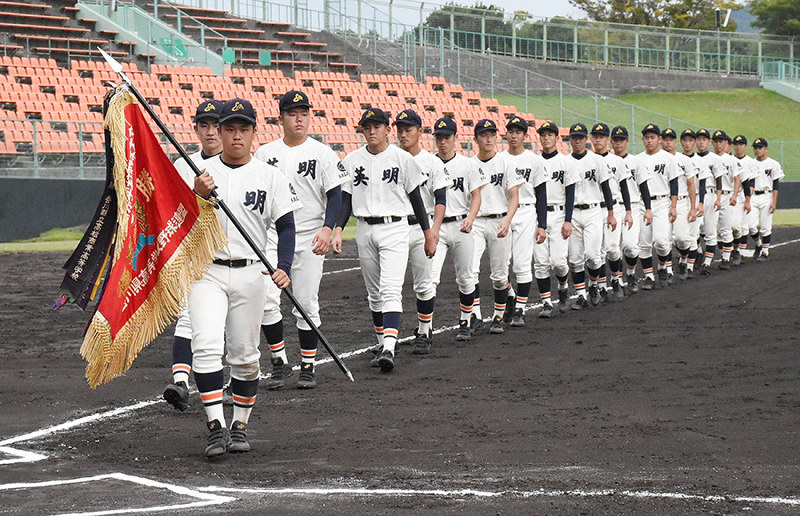 秋の香川県大会で優勝した英明の選手たち=高松市生島町のレクザムスタジアムで2017年10月14日、潟見雄大撮影
