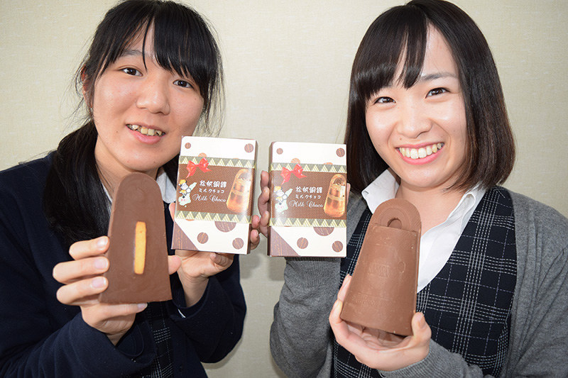 2月1日に発売される松帆銅鐸ミルクチョコレート。裏側には「舌」の代わりにクッキーがはめ込まれている=兵庫県南あわじ市市善光寺の淡路島牛乳で、登口修撮影