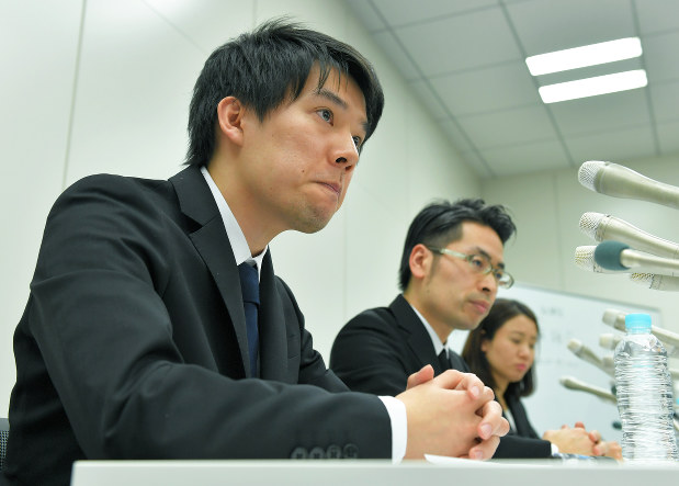 記者会見するコインチェックの和田晃一良社長(左)と大塚雄介取締役(東京都中央区で2018年1月27日午前0時33分、手塚耕一郎撮影)