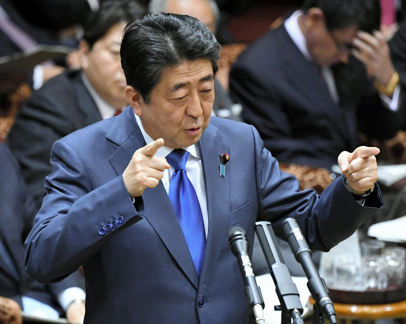 参院予算委員会で学校法人「森友学園」への国有地売却問題に関する質問に答える安倍晋三首相=国会内で2018年1月31日午前9時53分、川田雅浩撮影