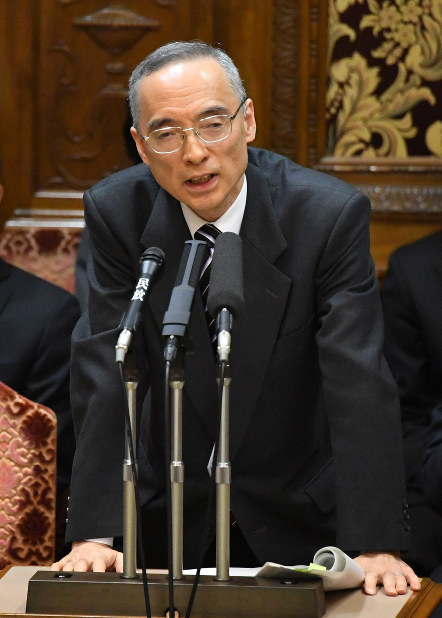 参院予算委員会で学校法人「森友学園」への国有地売却問題について答弁する財務省の太田充理財局長＝国会内で２０１８年２月１日午前９時２０分、川田雅浩撮影