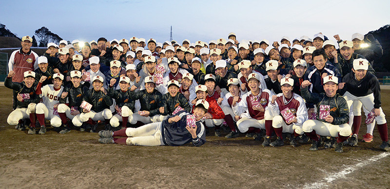 試合後に3年生と笑顔で写真に収まる高知野球部=高知市尾立の同校グラウンドで、岩間理紀撮影