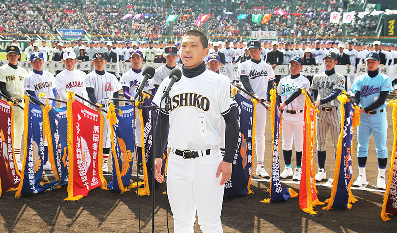 2012年センバツの開会式で選手宣誓をする石巻工の阿部翔人主将=阪神甲子園球場で、後藤由耶撮影