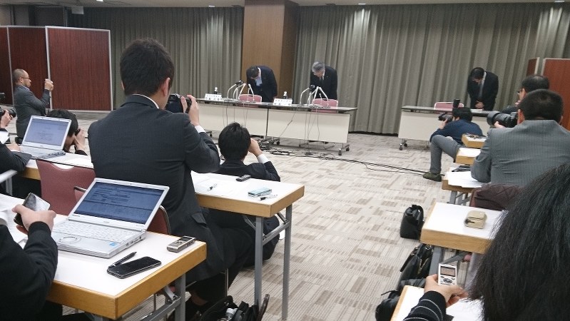 会見冒頭、データ改ざん問題で頭を下げる神戸製鋼の河原一明常務執行役員ら=2018年2月1日今沢真撮影