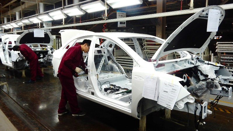 電気自動車(EV)の製造ライン=中国・合肥市の安徽江淮汽車集団で2017年12月6日、赤間清広撮影