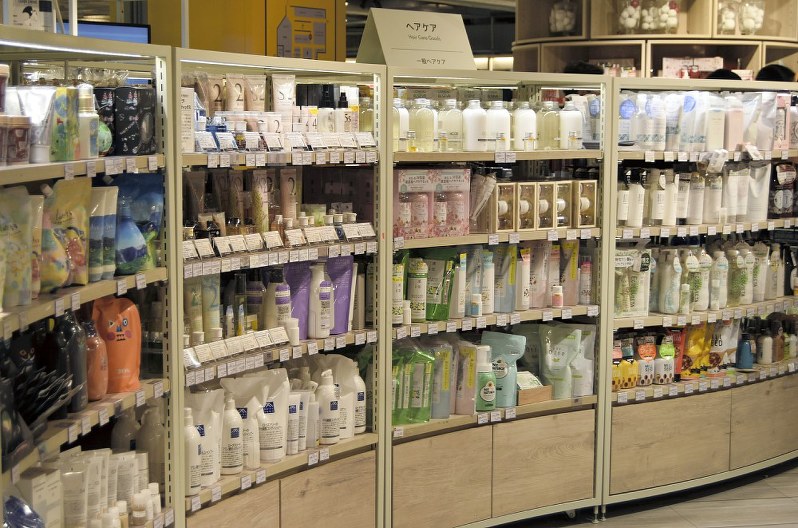 売り場には、さまざまに機能をうたい、香りやデザインにも工夫を凝らしたシャンプーがいくつも並ぶ=東京都渋谷区の渋谷ロフトで