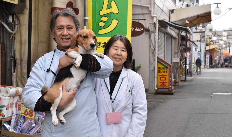 シャイロを抱く古庄さん夫婦=熊本市中央区の子飼商店街で2017年12月23日、城島勇人撮影