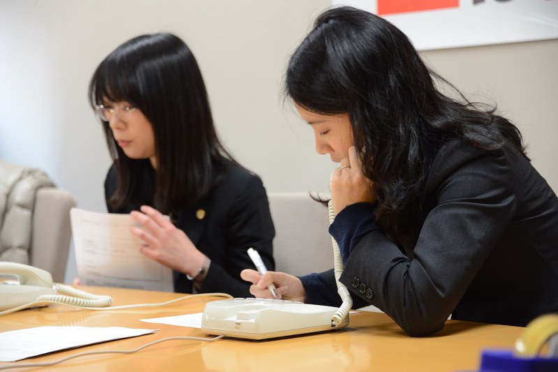 電話相談に応じる弁護士=仙台市青葉区で2018年2月2日午前10時7分、遠藤大志撮影