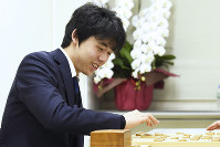 昇段し感想戦で笑顔を見せる藤井聡太五段＝東京都渋谷区の将棋会館で２０１８年２月１日午後１１時３１分、渡部直樹撮影