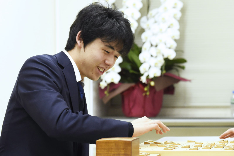 昇段し感想戦で笑顔を見せる藤井聡太五段=東京都渋谷区の将棋会館で2018年2月1日午後11時31分、渡部直樹撮影