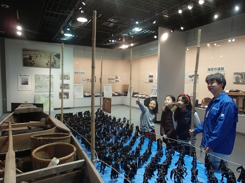 浦安市郷土博物館で開催されている企画展「浦安の海苔養殖」。実際に使用された道具や資料が展示されている=浦安市で