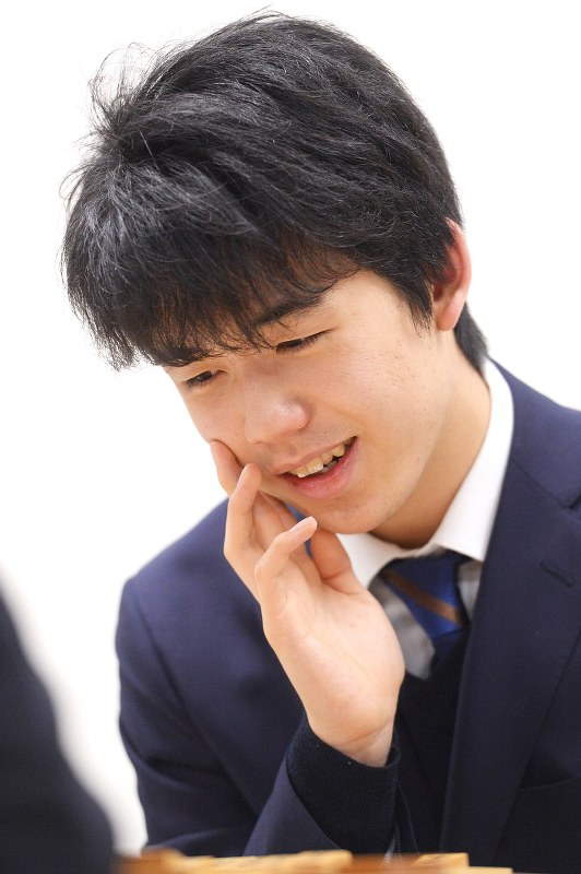 中学生として初めて五段に昇段し、笑顔で感想戦に臨む藤井聡太五段=東京都渋谷区の将棋会館で2018年2月1日午後11時37分、渡部直樹撮影
