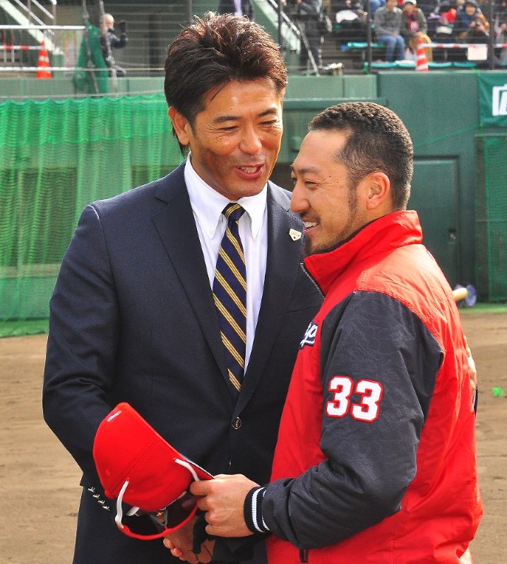 日本代表の稲葉監督(左)と握手する広島・菊池