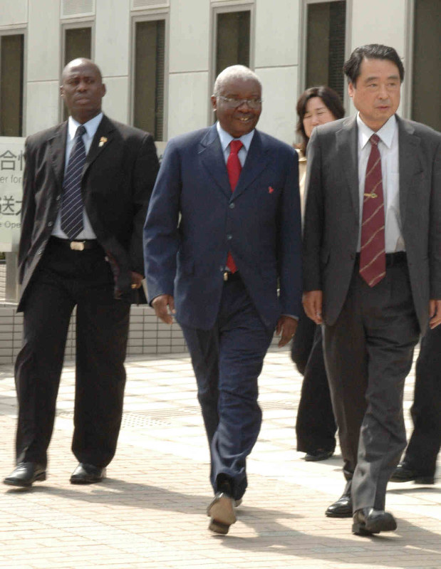 愛媛大での交流会に出席した当時のアルマンド・ゲブザ大統領(中)=松山市文京町のキャンパス内で2008年5月31日、後藤直義撮影