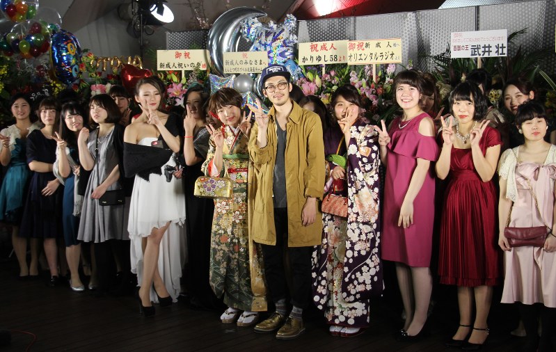 キングコング西野さんとリベンジ成人式に参加した新成人ら=横浜市中区で、2018年2月4日午後5時11分、国本愛撮影