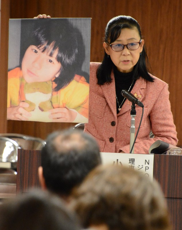 いじめを受け自殺した香澄さんの写真を示しながら再発防止を訴える小森美登里さん=仙台市役所で