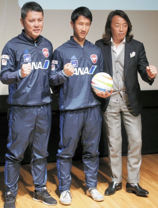 (左から)ブラインドサッカー日本代表の高田敏志監督、川村怜主将、日本障がい者サッカー連盟の北沢豪会長=東京都文京区の日本サッカー協会で