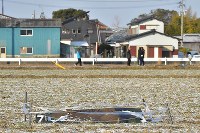 墜落現場の東側の畑に残る陸自ヘリコプターのものと見られる部品＝佐賀県神埼市で２０１８年２月６日午前８時３１分、徳野仁子撮影