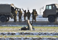 墜落現場の東側の畑に残る陸自ヘリコプターのものと見られる部品＝佐賀県神埼市で２０１８年２月６日午前８時半、徳野仁子撮影