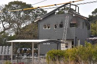事故から一夜明け、陸自ヘリコプターの墜落現場の民家に集まる自衛隊員＝佐賀県神埼市で２０１８年２月６日午前８時４８分、徳野仁子撮影