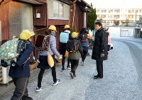 保護者とあいさつを交わし、登校する千代田中部小の児童たち＝佐賀県神埼市で２０１８年２月６日午前７時３７分、山下俊輔撮影