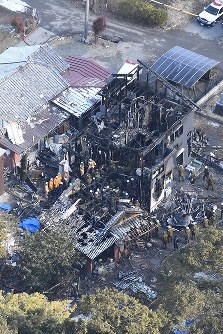 事故から一夜明け、警察などが調べを進める陸自ヘリコプターの墜落現場＝佐賀県神埼市で２０１８年２月６日午前１０時２６分、本社ヘリから上入来尚撮影
