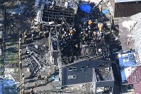 事故から一夜明け、警察などが調べを進める陸自ヘリコプターの墜落現場＝佐賀県神埼市で２０１８年２月６日午前１０時２８分、本社ヘリから上入来尚撮影