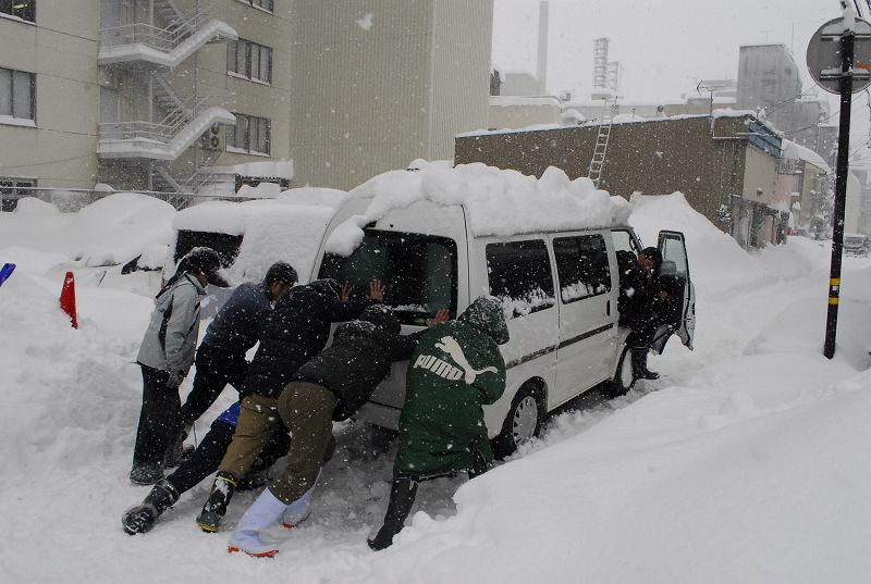 寒気：北陸に大雪 福井の国道、1500台が立ち往生 [写真特集6/16