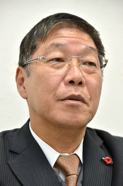 信貴芳則氏