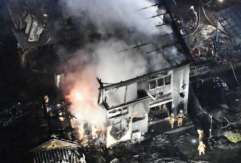 陸自ヘリが墜落し炎上する民家＝佐賀県神埼市で２０１８年２月５日午後７時５８分、本社ヘリから上入来尚撮影