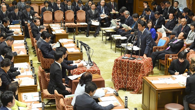 答弁する安倍晋三首相=2018年1月29日、川田雅浩撮影