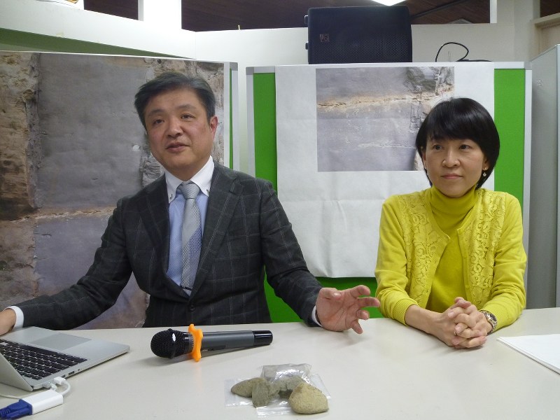 地層の写真の前で「チバニアン」について語る岡田教授(左)=毎日メディアカフェで