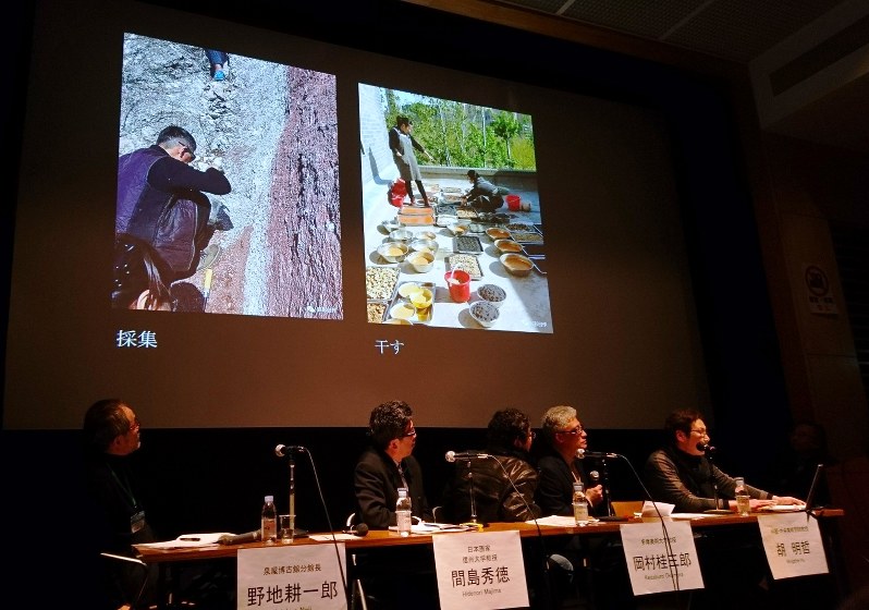 中国の岩彩画家、胡明哲氏(右)も登壇し、岩絵の具を使う自身の制作を説明した=東京・上野の東京芸大で、永田晶子撮影