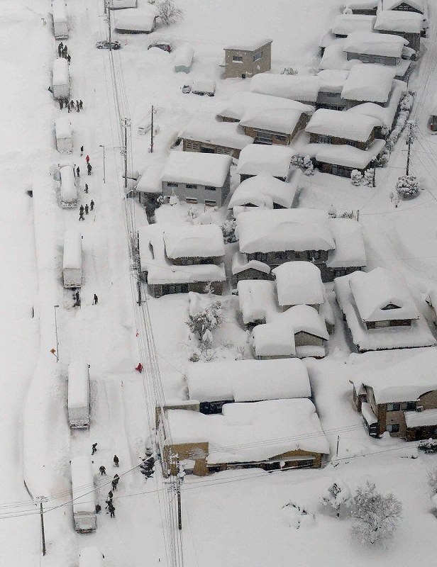 大雪：福井、1200台24時間超立ち往生 富山でも死者 [写真特集7/6