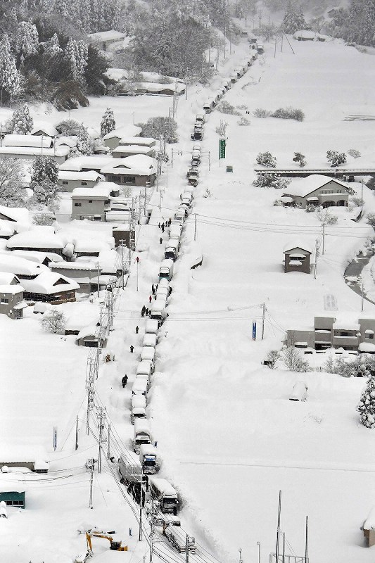 大雪：福井、1200台24時間超立ち往生 富山でも死者 [写真特集7/6