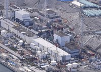東京電力福島第１原発。右手前から１、２、３、４号機＝福島県で２０１７年９月、本社ヘリから