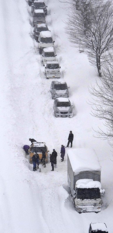 寒気：大雪で車1000台が立ち往生 福井の国道8号 | 毎日新聞