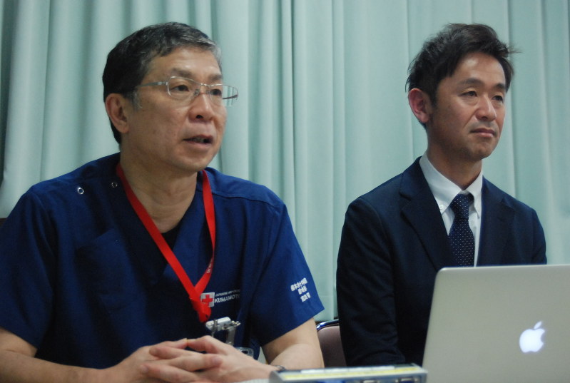 新たな技術を説明する宮田副院長(左)と曽篠救援課長