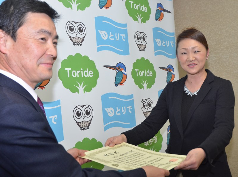 表彰 電車内で出産手助けした女性を 取手市 勇気と感動 茨城 毎日新聞