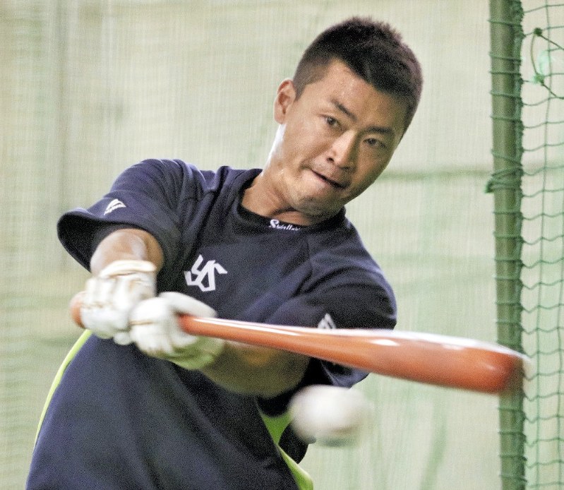 キャンプ合流初日に打撃練習するヤクルト・青木