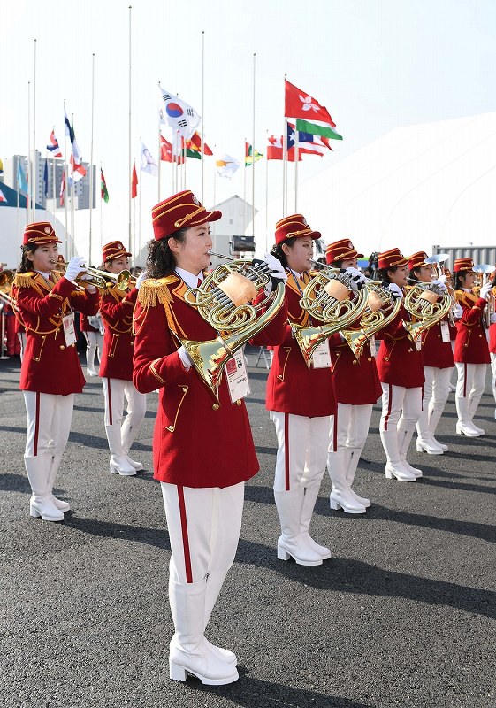平昌五輪：北朝鮮選手団が入村 応援団が出迎え [写真特集7/9] | 毎日新聞