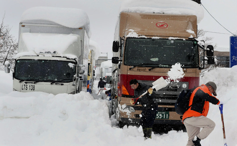 北陸豪雪：立ち往生320台に JR北陸線の一部運転再開 | 毎日新聞