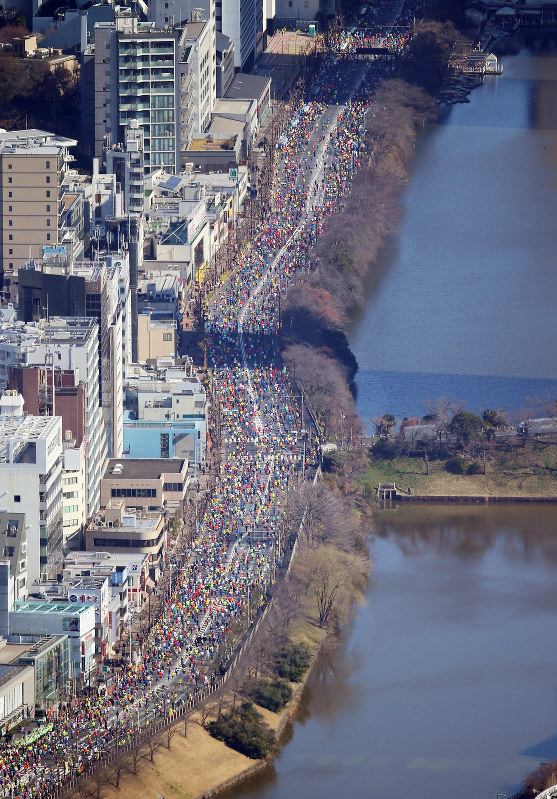 2017年の東京マラソンで、外堀通を走るランナーたち=東京都新宿区で2017年2月26日、代表撮影